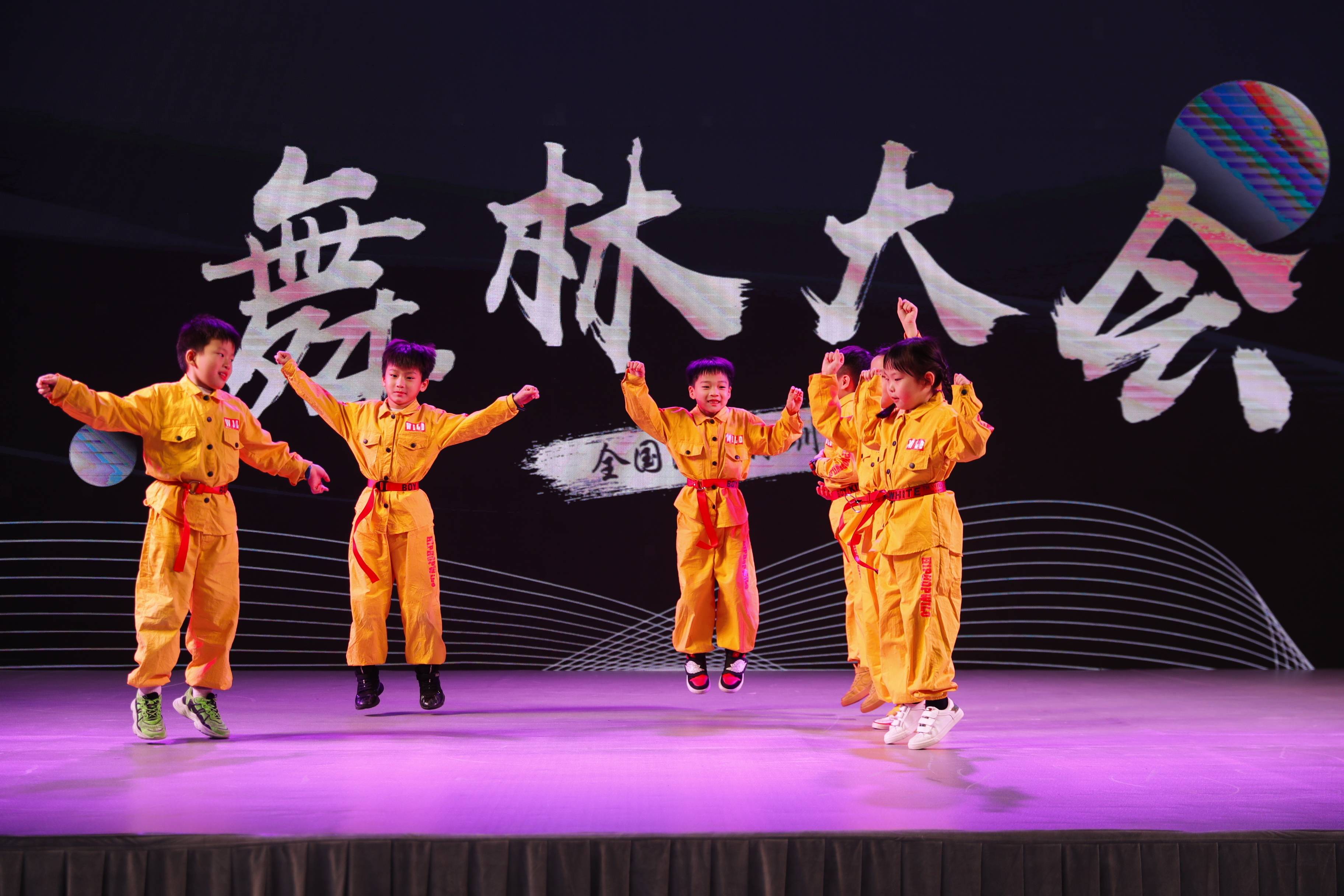 各路好手齐聚一堂，展开激烈较量