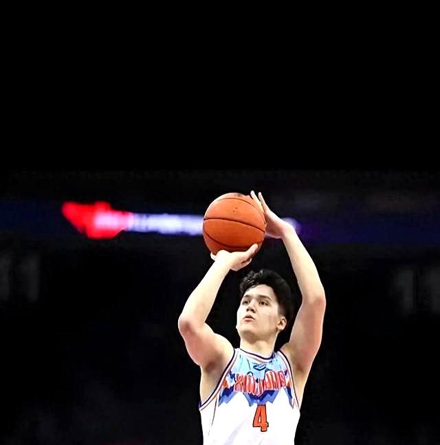 球队新星崭露头角，表现出色成为焦点