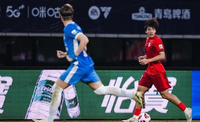 球队新星崭露头角，表现出色成为焦点