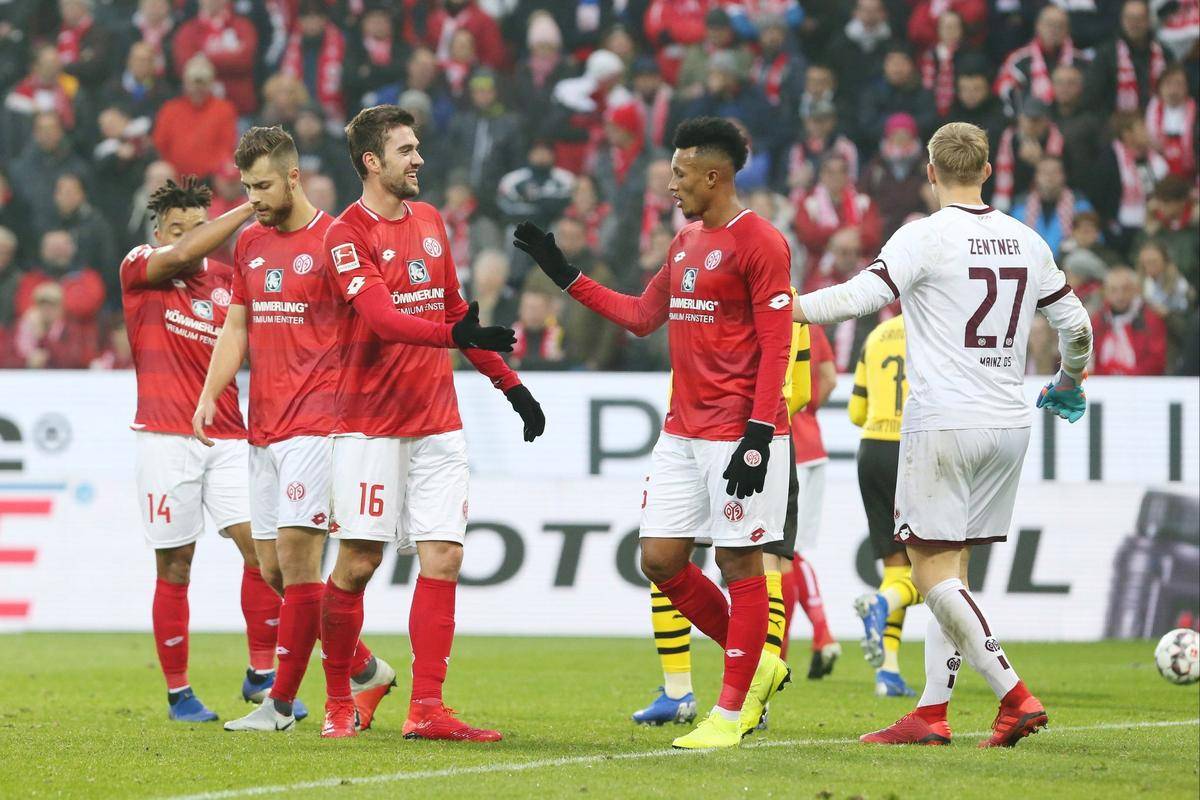 拜仁慕尼黑客场逆袭，晋级四强