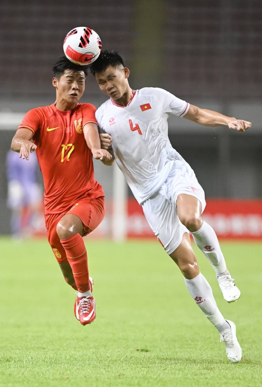 足球场上强强对决，精彩不容错过