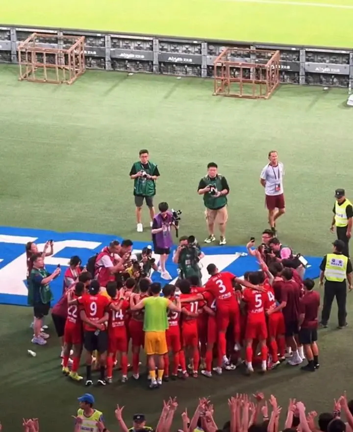 球场上的风云再起,球员们拼尽全力 球场上的风云再起,球员们拼尽全力