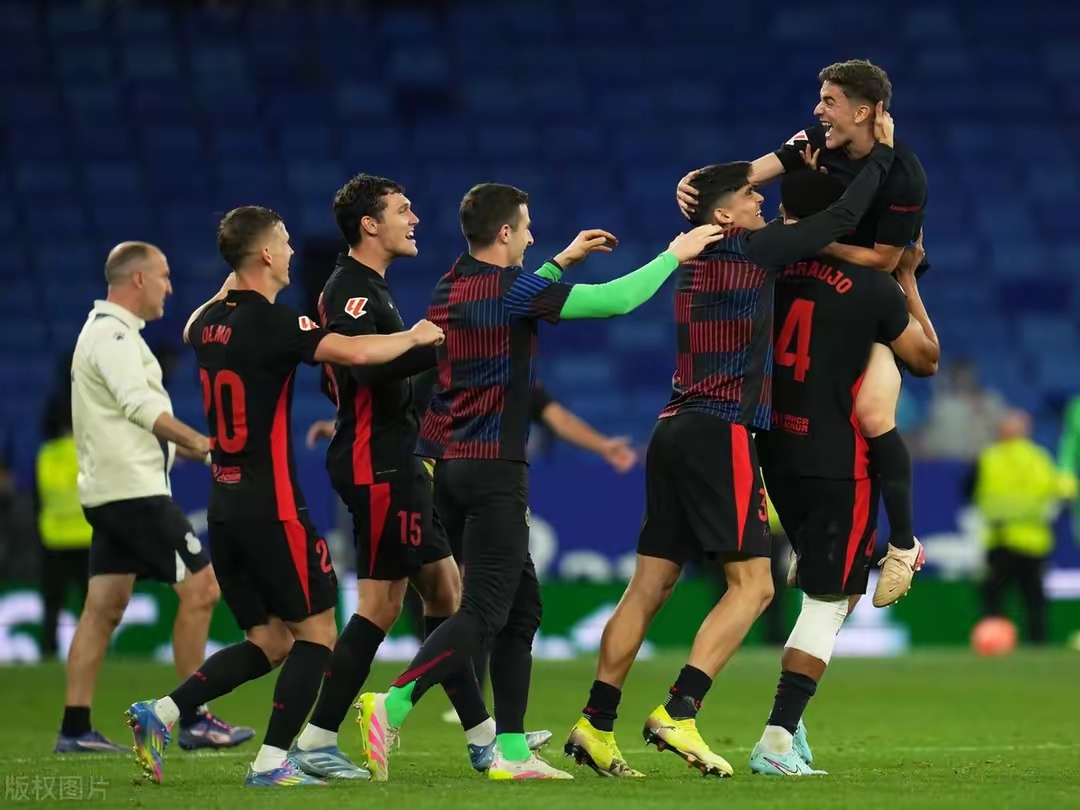 西班牙队攻破对手防线锁定胜局