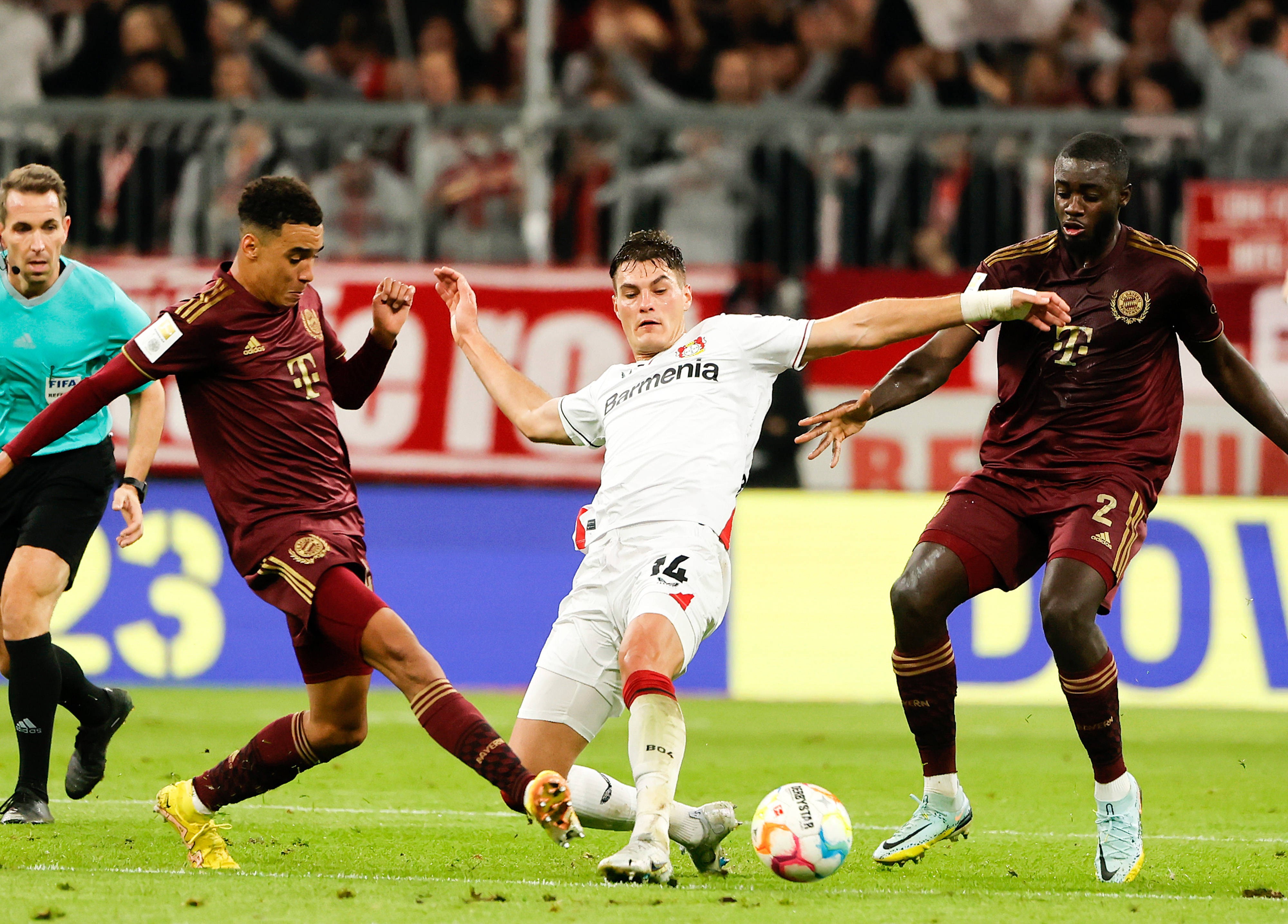 足球明星们在欧冠比赛中表现出色