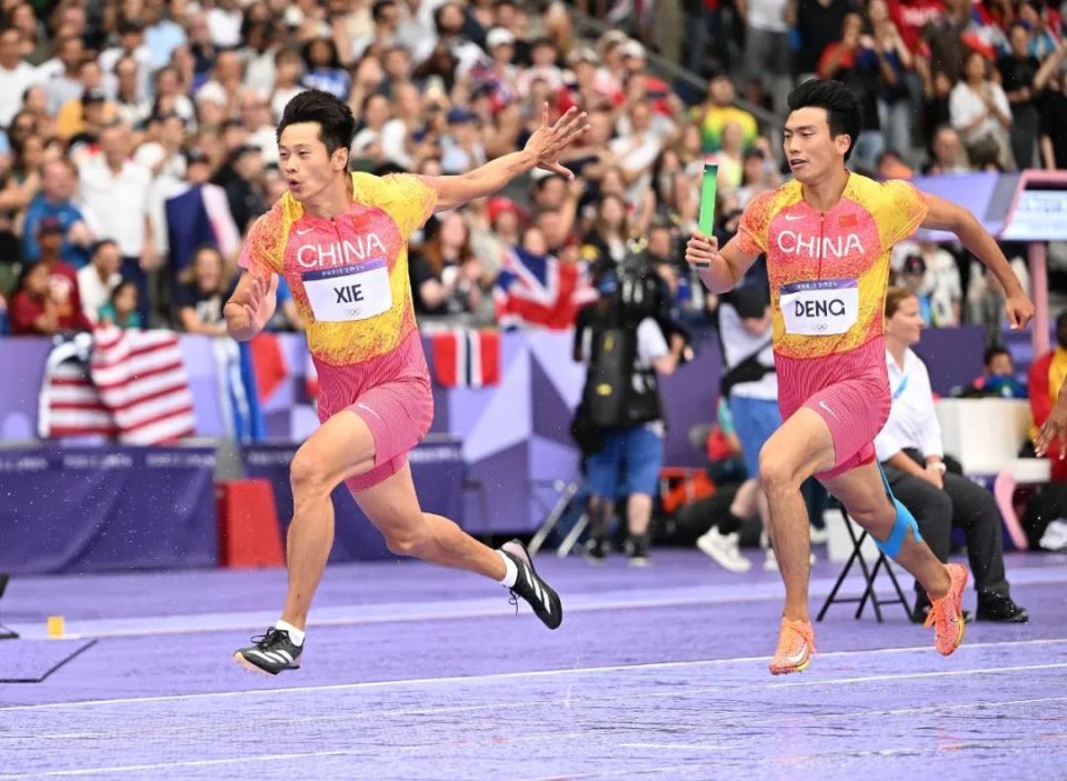 对手强劲，运动员尽力一搏，最终获得金牌