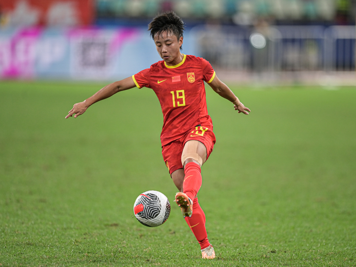 纷纷拼搏的足球队员迎来了挑战的高潮 纷纷拼搏的足球队员迎来了挑战的高潮