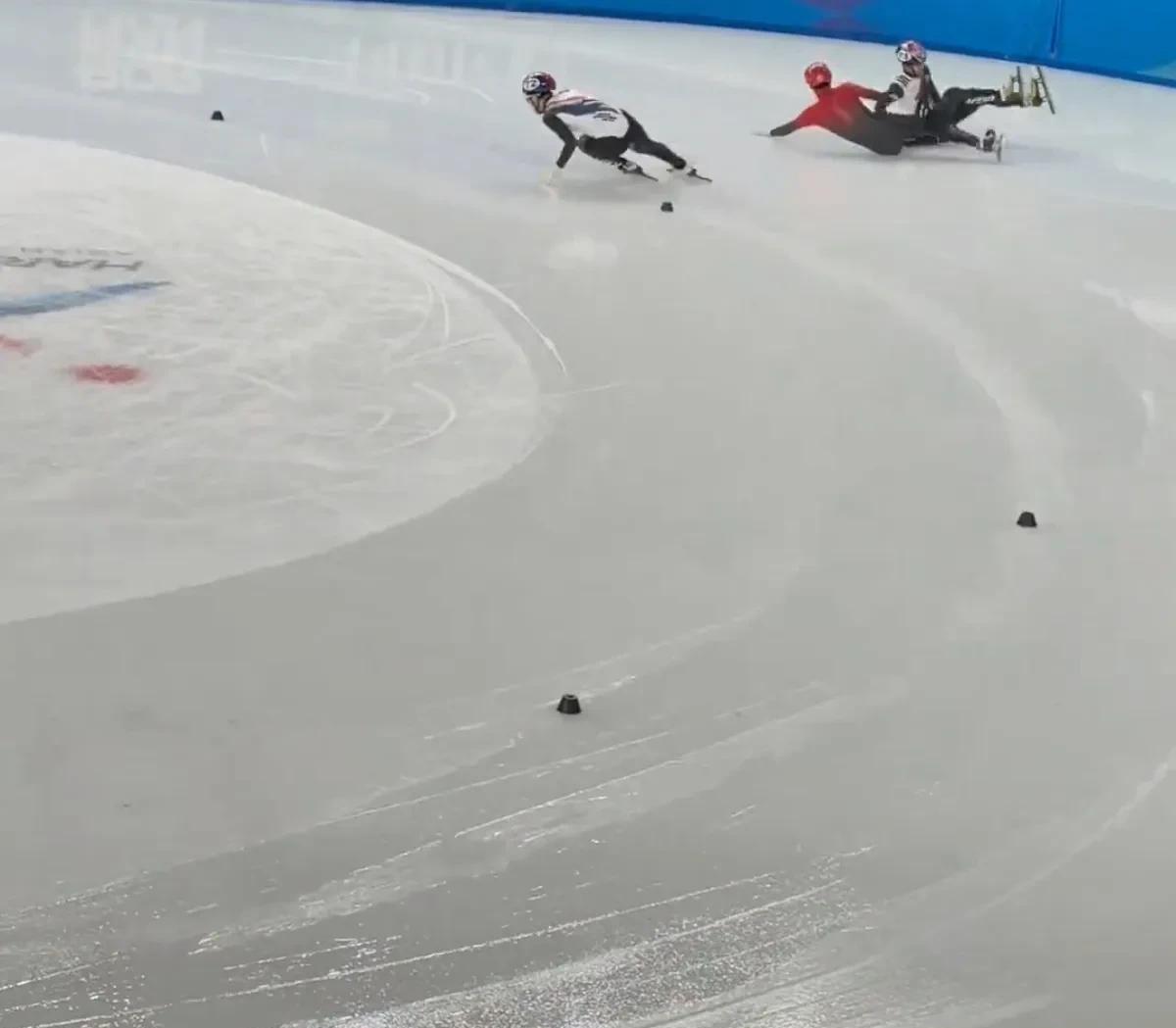 速度滑冰选手意外受伤,震惊队伍成员 速度滑冰选手意外受伤,震惊队伍成员