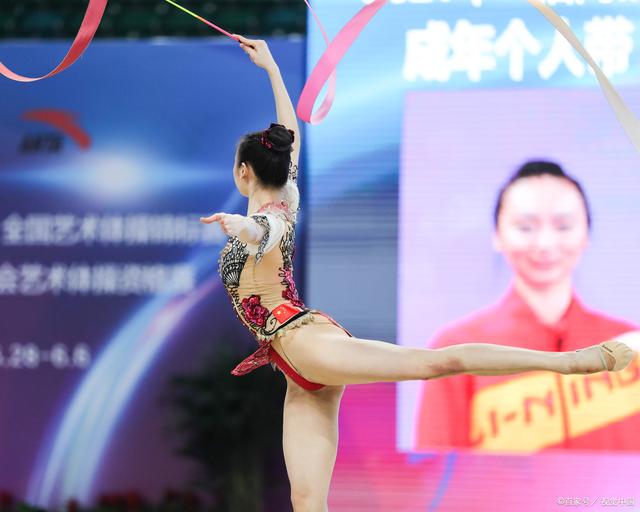 体操团体比赛上演完美的艺术表演