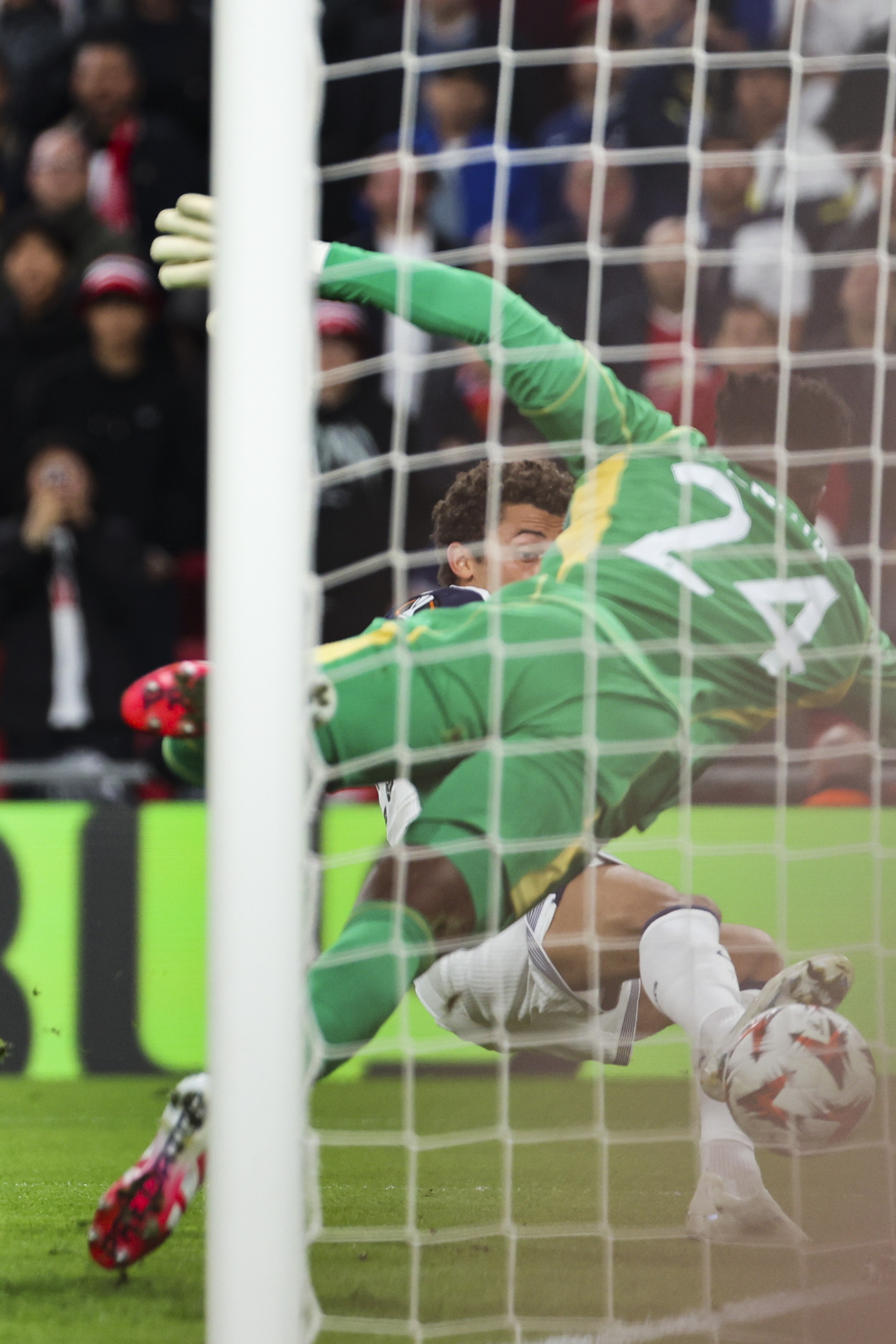 包含热刺后卫因伤缺席下一场比赛的词条