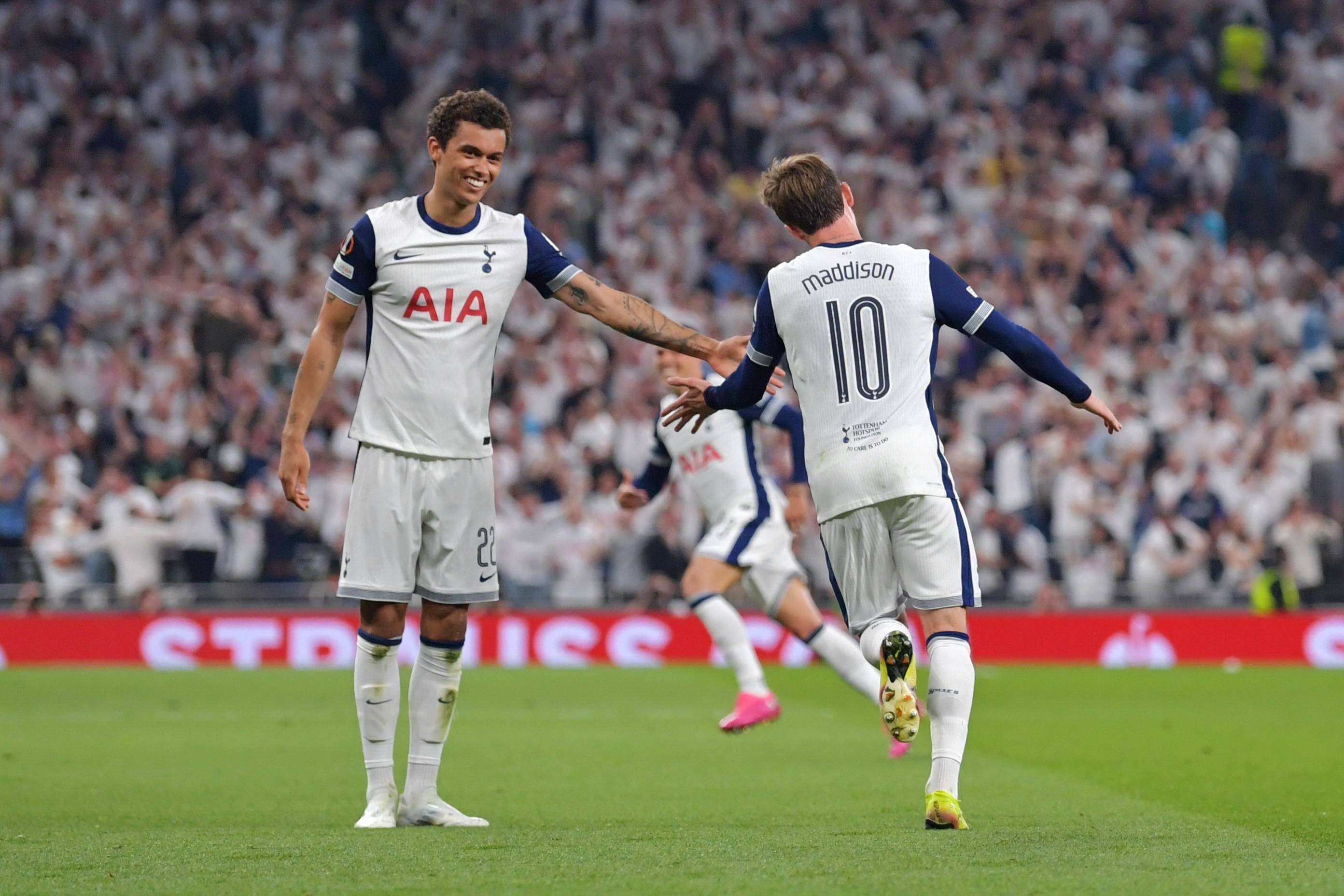 包含热刺后卫因伤缺席下一场比赛的词条