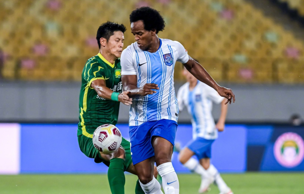 天津泰达球员们全力备战，迎接挑战