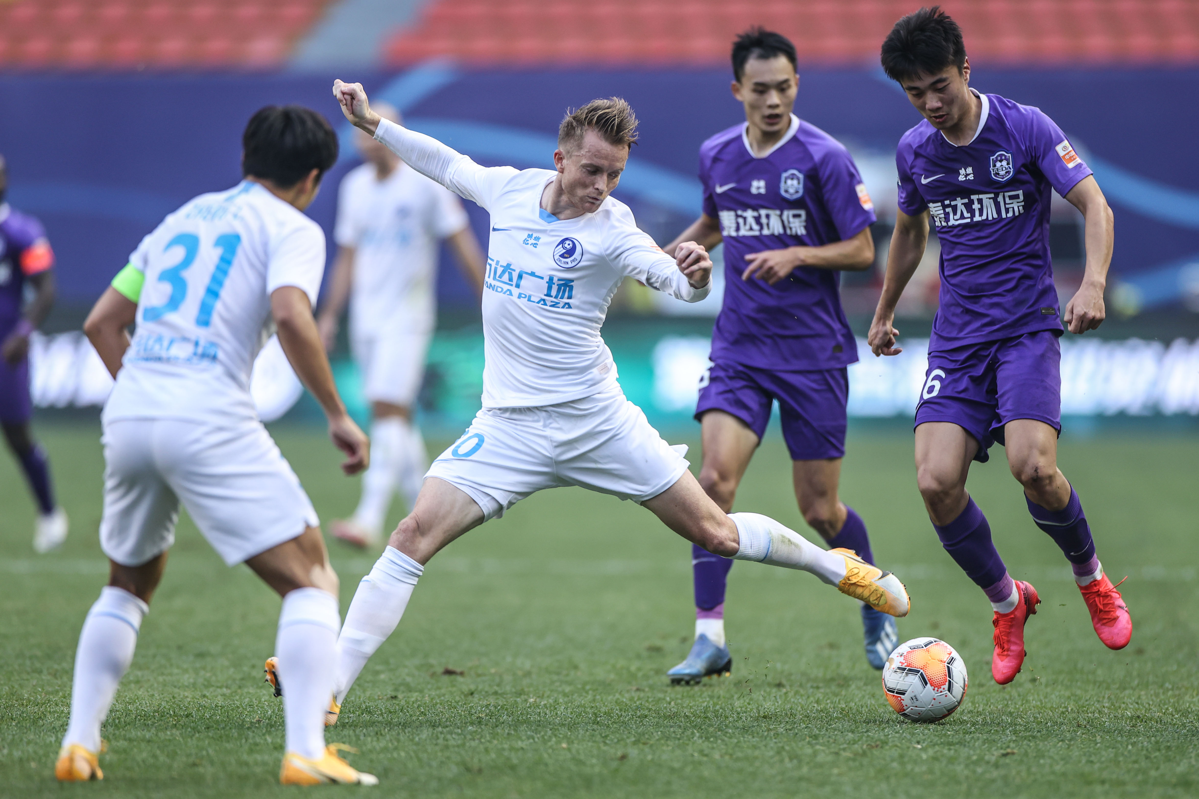 天津泰达球员们全力备战，迎接挑战