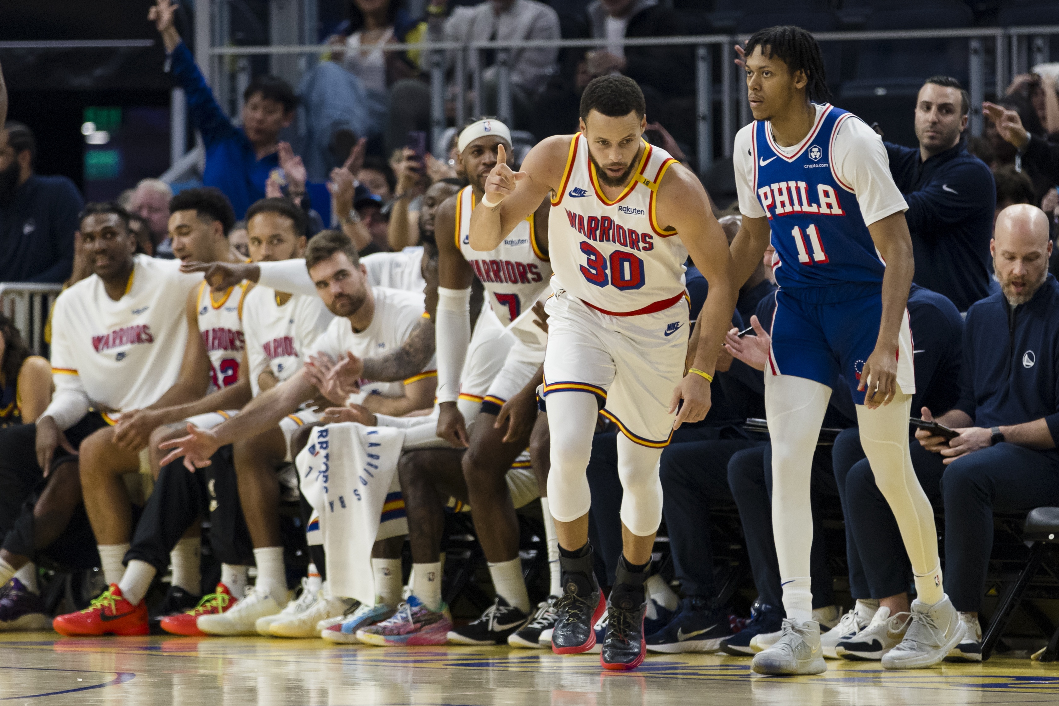 勇士客场击败老鹰，库里独揽35分带队获胜