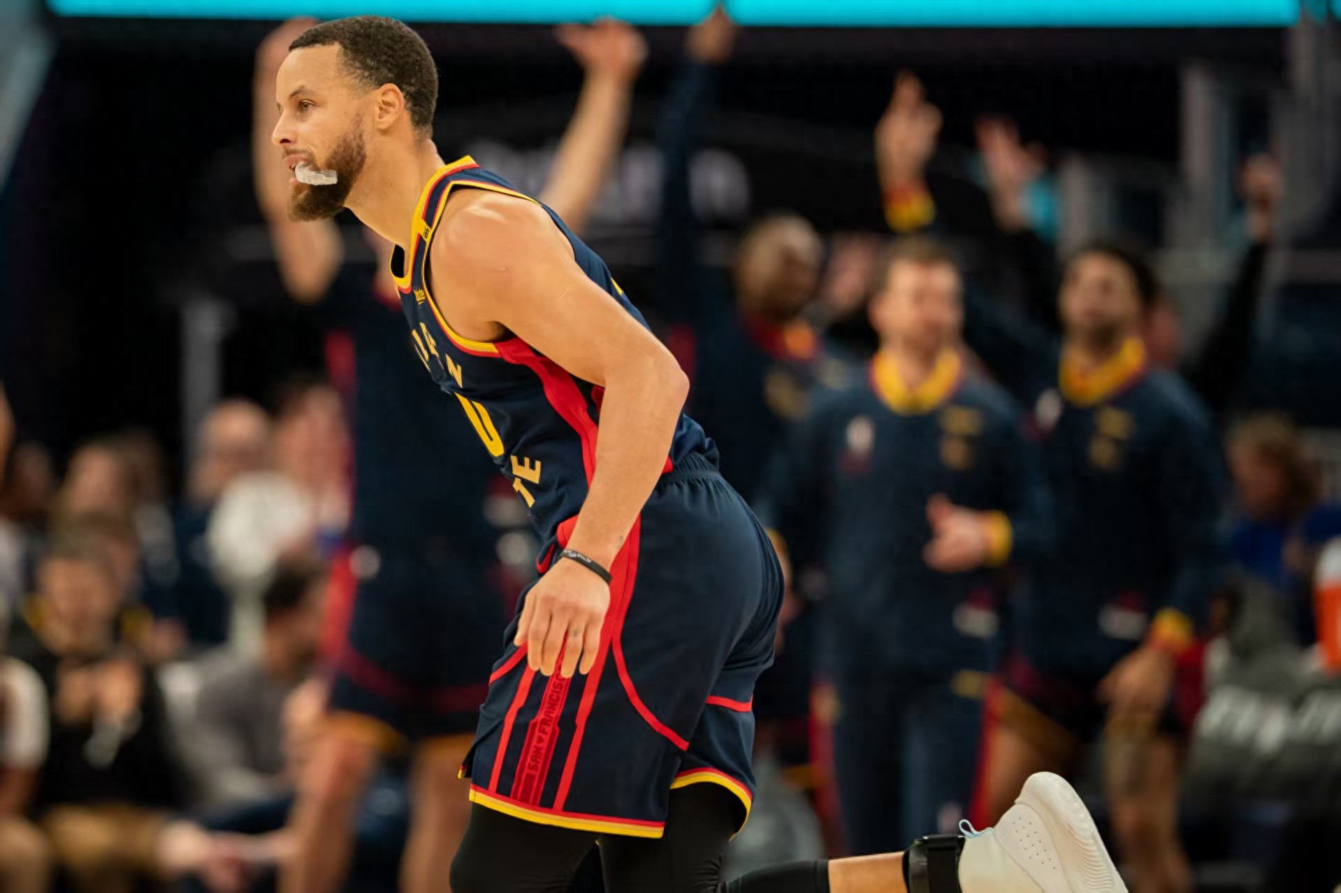 勇士客场击败老鹰，库里独揽35分带队获胜