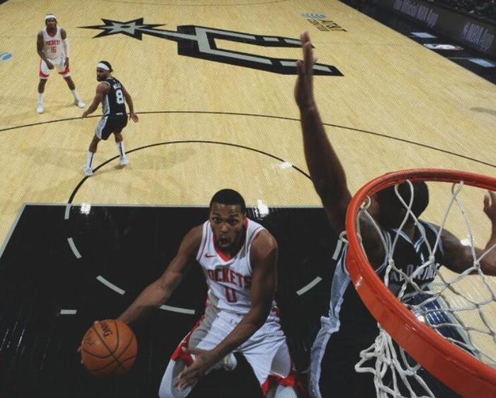 斯特林杨砍下生涯最高38分，灰熊主场轻取马刺