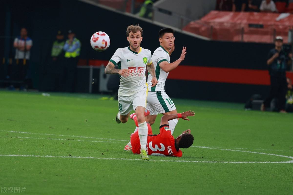 上港主场逆转国安提前16强晋级，上港2-1国安