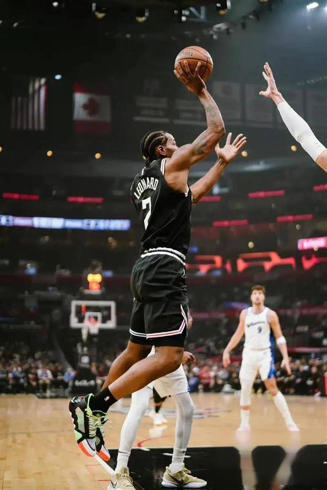 快船主场完胜爵士，取得系列赛优势