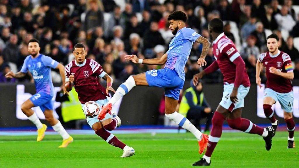 包含柏林赫塔主场大胜，击败门兴格拉德巴赫取得关键胜利的词条